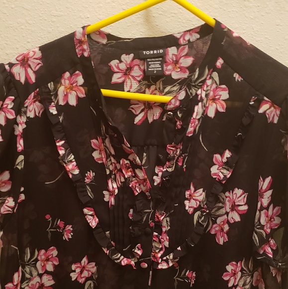 Black blouse with pink flowers - Picture 1 of 3